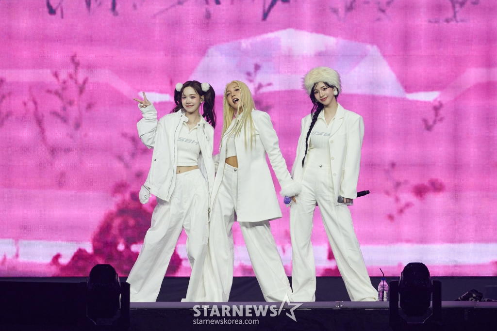 가수 바다, 카리나, 윈터가 12일 서울 고척스카이돔에서 진행된 에스엠타운 라이브 2025 '더 컬처, 더 퓨처' 인 서울(SMTOWN LIVE 2025 'THE CULTURE, THE FUTURE' in SEOUL) 콘서트에서 멋진 무대를 펼치고 있다. /사진제공=SM엔터테인먼트 2025.01.12 /사진=이동훈 photoguy@