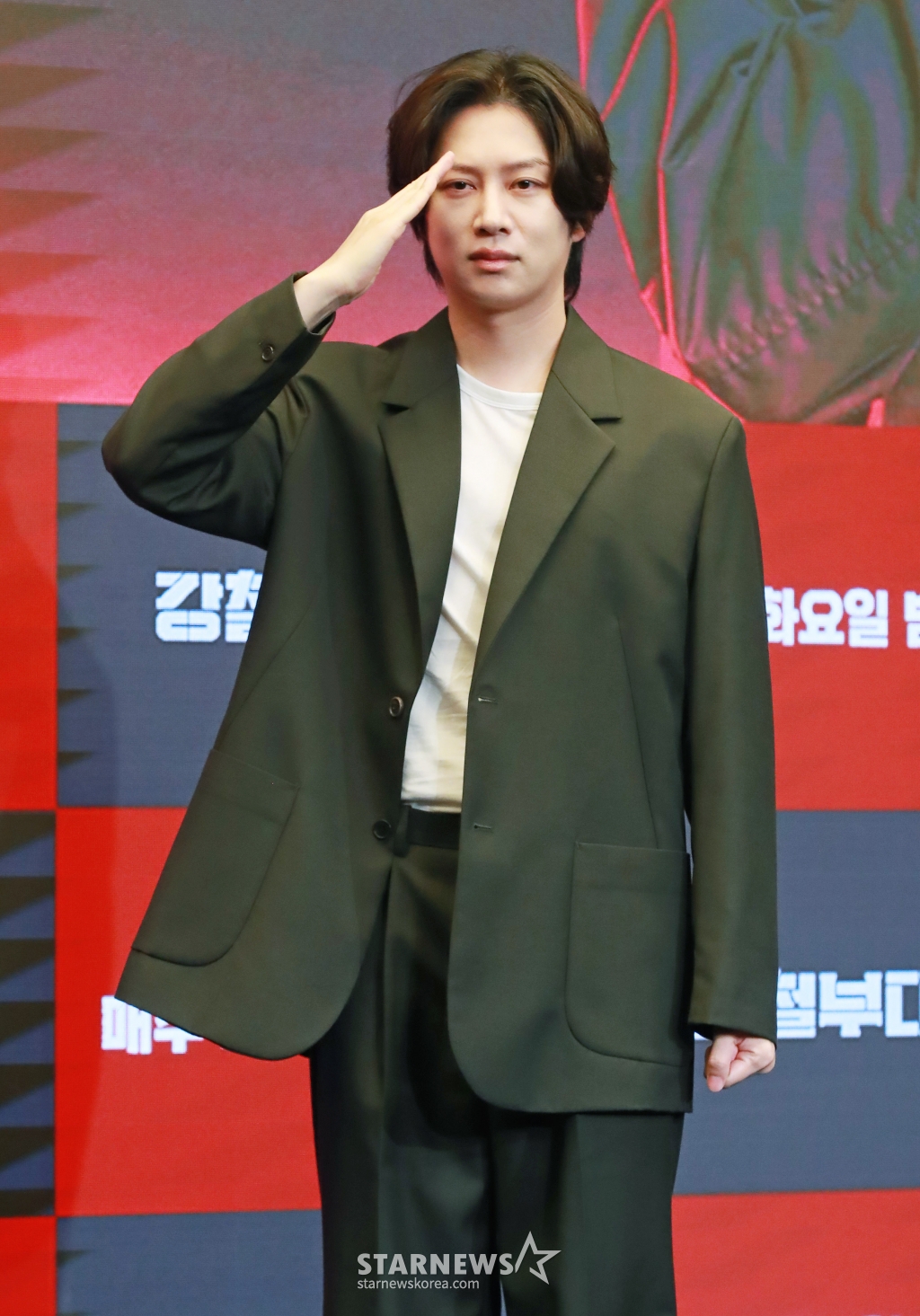 가수 김희철이 27일 오전 서울 마포구 상암동 스탠포드 호텔에서 진행된 채널A 예능 '강철부대W' 제작발표회에 참석해 포즈를 취하고 있다. 최정예 여군 예비역들이 팀을 이뤄 출신 부대의 명예를 걸고 싸우는 밀리터리 서바이벌 프로그램 '강철부대W'는 10월 1일 첫 방송된다. /2024.09.27 /사진=이동훈