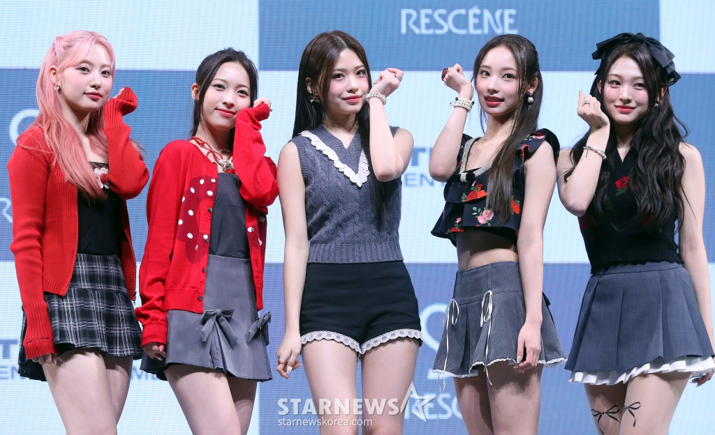 걸그룹 리센느(RESCENE)가 26일 오후 서울 광진구 예스24 라이브홀에서 진행된 싱글 1집 'Re:Scene'(리 씬) 발매 기념 쇼케이스에 참석해 포즈를 취하고 있다. 리센느의 싱글 1집 'Re:Scene'는 플로럴 향을 담아낸 앨범으로 꽃처럼 우아하고 고급스러운 매력을 지녔다. 2024.03.26 /사진=김창현
