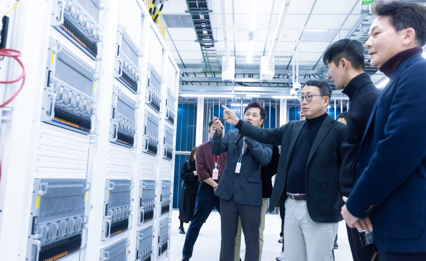 유영상(오른쪽에서 세 번째) SK텔레콤 사장이 GPUaaS(GPU-as-a-Service) 준비상황에 대해 점검하고 있는 모습