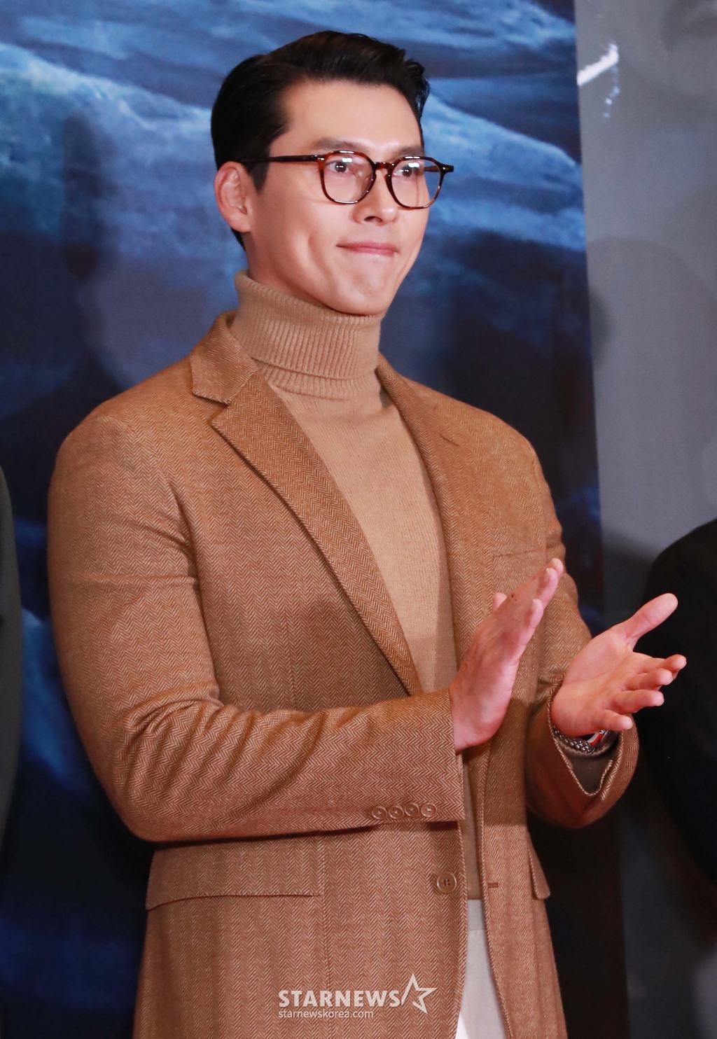 배우 현빈이 19일 오후 서울 CGV용산아이파크몰에서 진행된 영화 '하얼빈' VIP 시사회에 참석해 포즈를 취하고 있다. /2024.12.19 /사진=이동훈 photoguy@