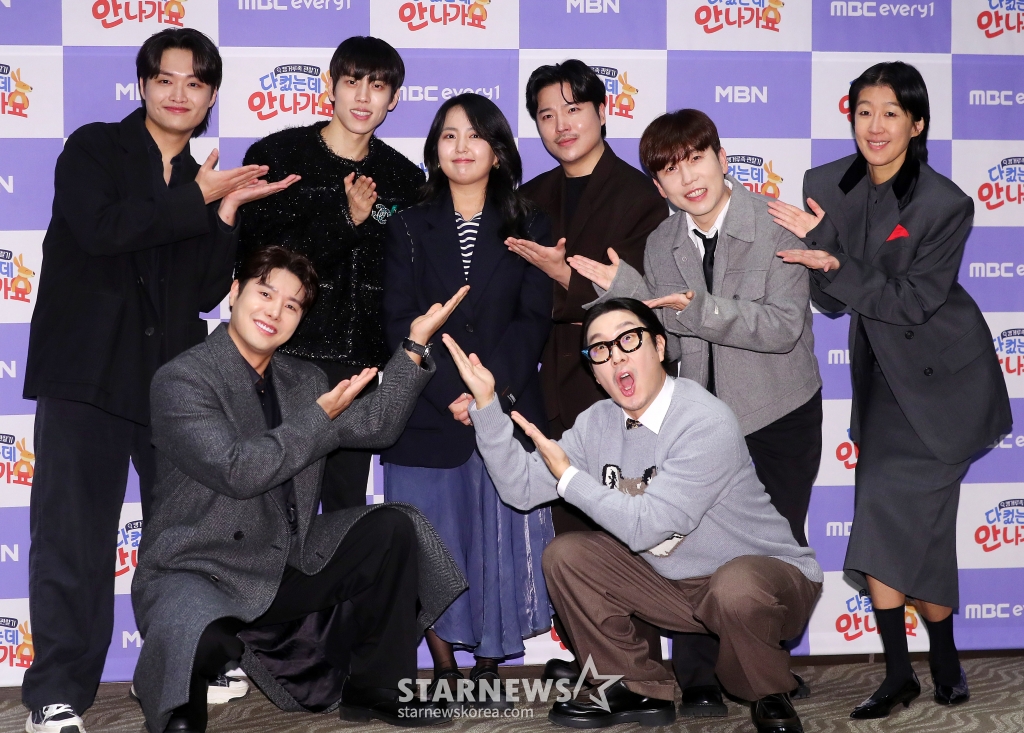 전민경 PD(가운데), 방송인 하하, 뮤지컬 배우 황성재, 배우 신정윤, 인피티느 동우, 래퍼 지조, 방송인 남창희, 홍진경이 17일 오전 서울 마포구 상암동 스탠포드 호텔에서 진행된 MBC에브리원 '다 컸는데 안 나가요' 제작발표회에 참석해 포즈를 취하고 있다. '다 컸는데 안 나가요'는 높은 물가와 집값 상승으로 청년 2명 중 1명이 '캥거루족'이라는 요즘 시대에 부모님과 함께 살아가는 스타들의 일상을 공개하는 관찰 예능 프로그램이다. 오는 18일 첫 방송. 2025.01.17 /사진=김창현 chmt@