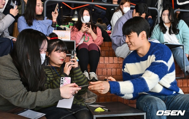 LG 유기상(맨 오른쪽)이 18일 오후 부산 수영구 밀락더마켓에서 열린 2024~2025 KCC 프로농구 올스타전 사전행사에서 팬들과 시간을 보내고 있다.