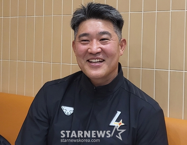 이숭용 SSG 감독이 19일 미국 출국을 앞두고 취재진과 인터뷰를 하고 있다. /사진=안호근 기자