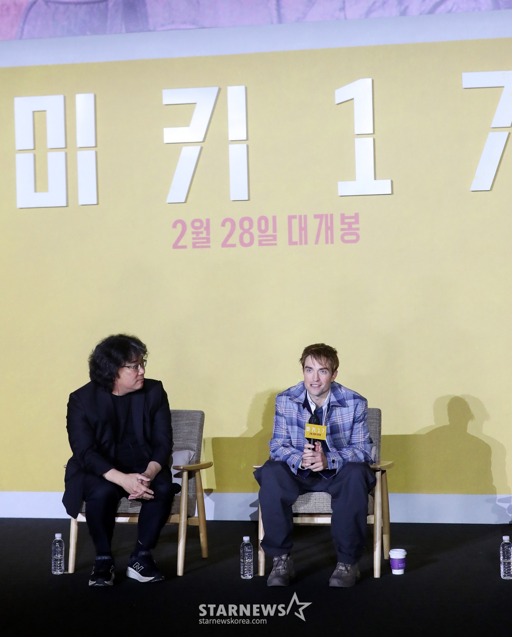 할리우드 배우 로버트 패틴슨이 20일 오전 서울 용산구 아이파크몰 CGV에서 진행된 영화 '미키17' 기자간담회에서 취재진 질의에 답하고 있다. '미키17'은 위험한 일에 투입되는 소모품(익스펜더블)으로, 죽으면 다시 프린트되는 '미키'가 17번째 죽음의 위기를 겪던 중, 그가 죽은 줄 알고 '미키 18'이 프린트되면서 벌어지는 예측불허의 이야기를 그리는 영화. 오는 2월 28일 개봉. 2025.01.20 /사진=김창현 chmt@