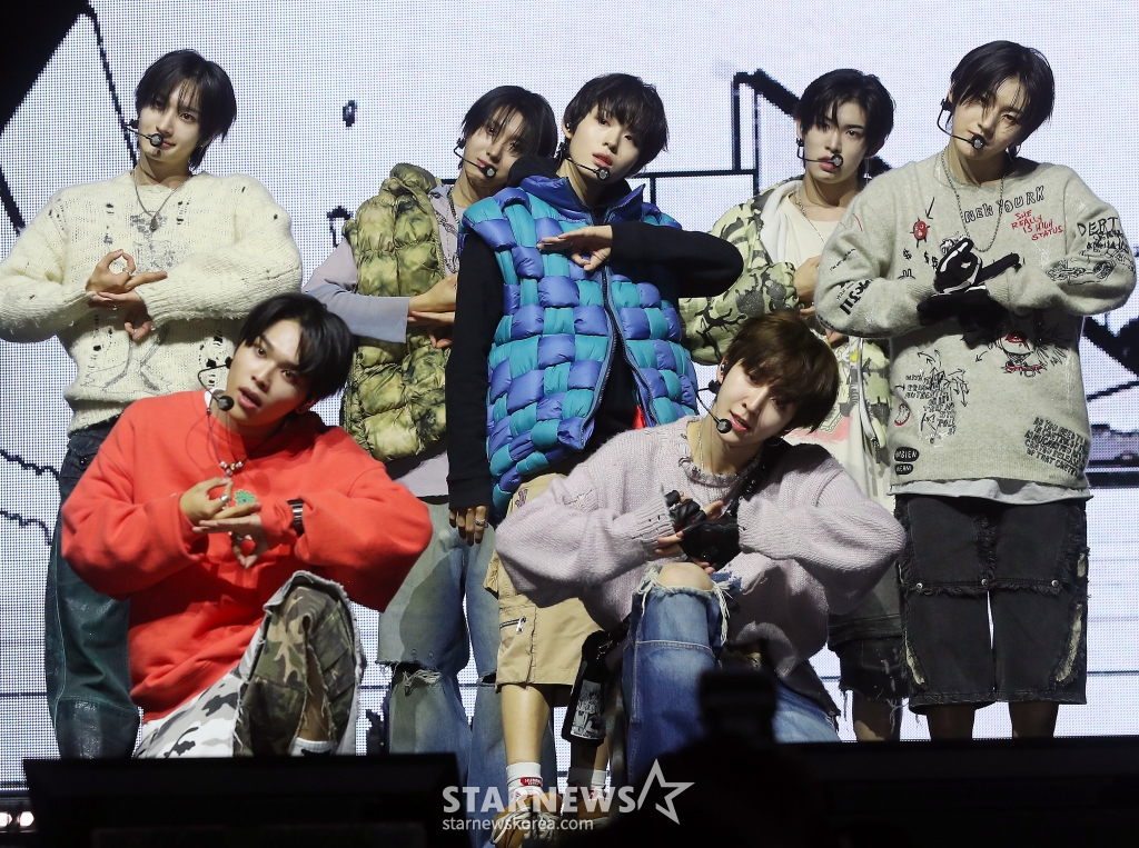 JYP 신인 그룹 킥플립(KickFlip)이 20일 오후 서울 광진구 예스24 라이브홀에서 진행된 첫 미니 앨범 'Flip it, Kick it!'(플립 잇, 킥 잇!) 발매 기념 쇼케이스에 참석해 멋진 무대를 선보이고 있다. 킥플립의 이번 데뷔 앨범에는 타이틀곡 'Mama Said (뭐가 되려고?)'를 필두로 '응 그래', 'WARRIORS'(워리어스), 'Knock Knock'(낙 낙), 'Like A Monster'(라이크 어 몬스터), '내일에서 만나'까지 총 6트랙이 수록됐다. 2025.01.20 /사진=김창현 chmt@