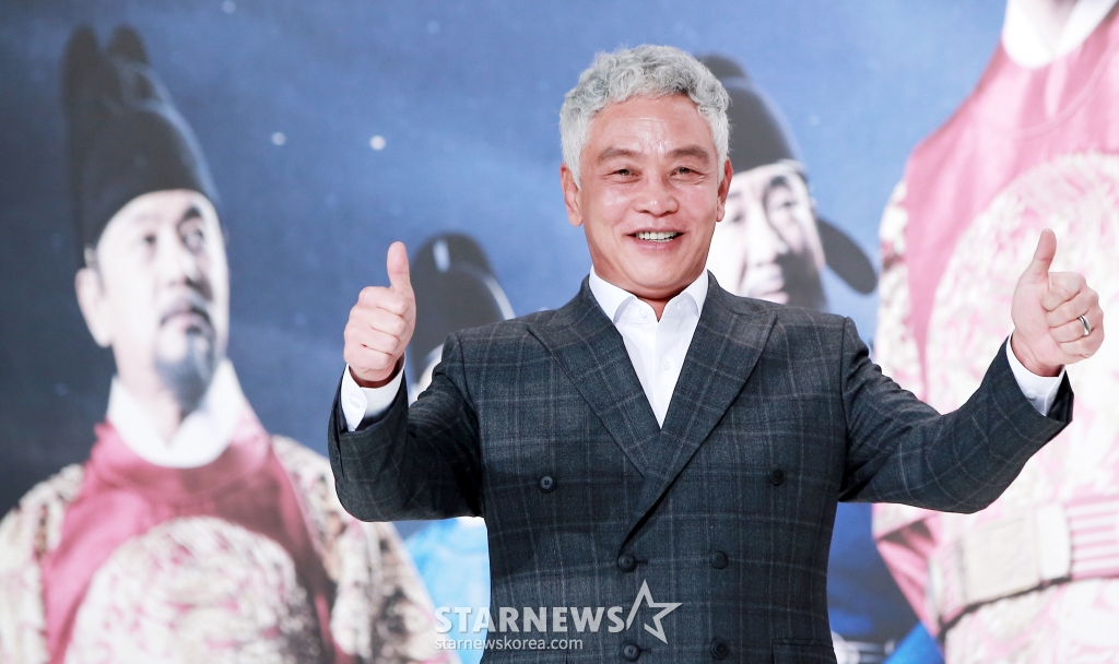 $ 배우 김영철이 28일 오후 서울 영등포구 타임스퀘어 아모리스홀에서 열린 KBS1 대하드라마 '장영실' 제작발표회에 참석해 포즈를 취하고 있다. '장영실'은 대하드라마 최초의 과학 사극으로, 노비였던 장영실이 세종대왕을 만나 15세기 조선의 과학을 세계 최고 수준으로 발전시키기까지의 과정을 담는다. 2016년 1월 2일 첫 방송 예정이다. /사진=김창현 기자 chmt@