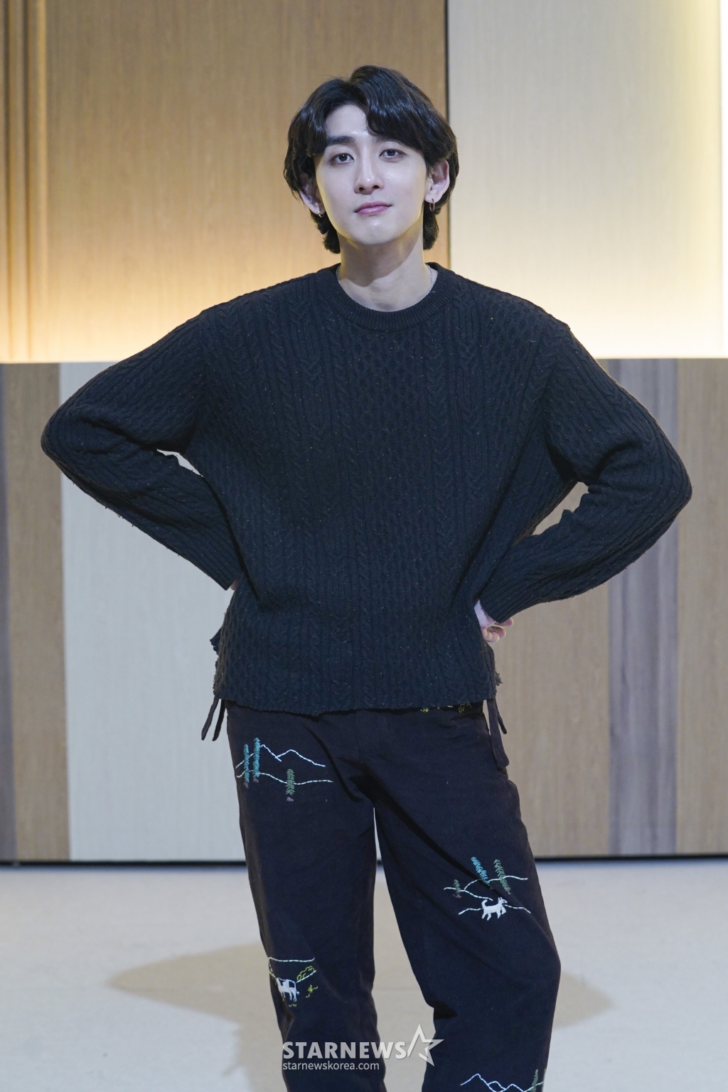 가수 최정훈이 14일 오전 온라인 생중계로 진행된 JTBC 새 예능 '뜨거운 씽어즈' 제작발표회에 참석해 포즈를 취하고 있다. 세월의 흔적만큼이나 깊고 진한 목소리로 들려주는 노래와 인생 이야기 '뜨거운 씽어즈'는 오늘(14일) 첫 방송된다. /사진제공=JTBC 2022.03.14