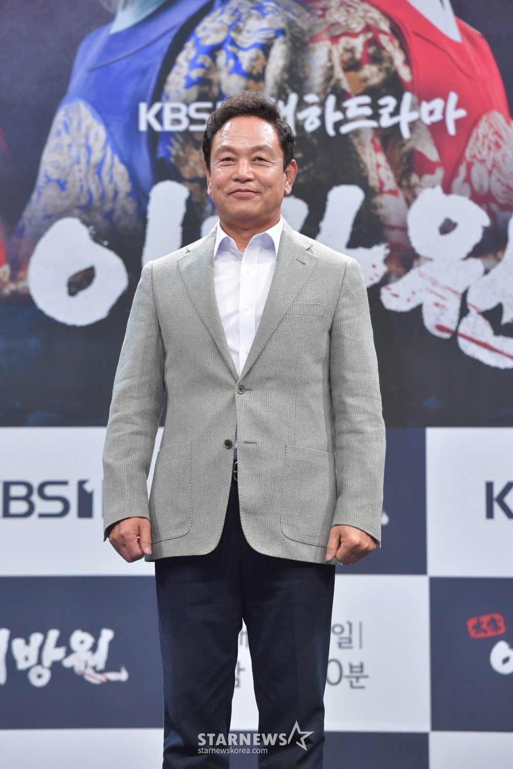 배우 김영철이 10일 오후 서울 여의도 KBS 아트홀에서 진행된 KBS 1TV 새 사극 '태종 이방원' 제작발표회에 참석해 포즈를 취하고 있다. 고려라는 구질서를 무너뜨리고 조선이라는 새로운 질서를 만들어가던 여말선초(麗末鮮初) 시기, 누구보다 조선의 건국에 앞장섰던 리더 이방원의 모습을 새롭게 조명하는 드라마 '태종 이방원'은 오는 11일 첫 방송된다. /사진제공=KBS 2021.12.10