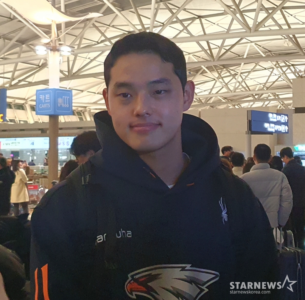 한화 문동주가 22일 인천국제공항에서 2025 한화 스프링캠프 출국을 앞두고 취재진과 인터뷰하고 있다. /사진=김동윤 기자