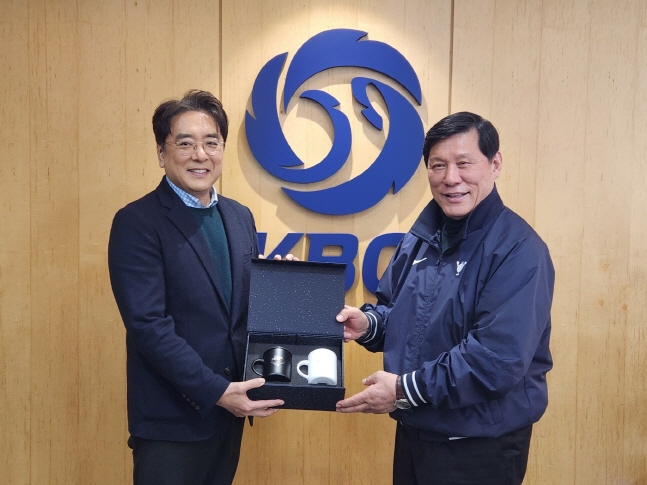 허구연 KBO 총재(오른쪽)와 김승우 한국리틀야구연맹 신임 회장이 22일 만남을 가졌다. /사진=KBO 제공