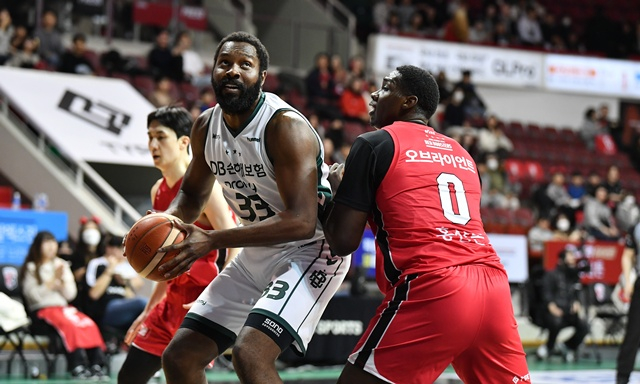 치나누 오누아쿠(왼쪽에서 두 번째 흰색 유니폼). /사진=KBL 제공