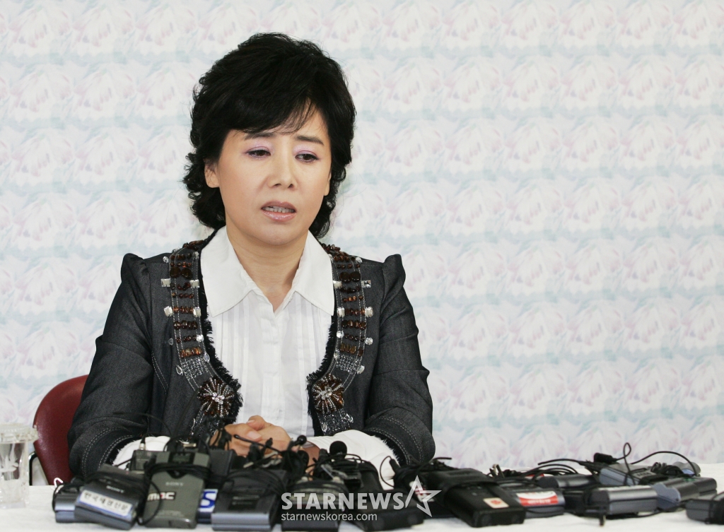 배우 선우은숙이 25일 오후 서울 여의도 MBC에서 가진 이혼 관련 기자 회견에서 고개를 숙이며 인사를 하고 있다. /사진=홍기원