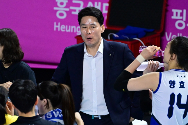 강성형 현대건설 감독이 25일 흥국생명전에서 아쉬워하는 표정을 짓고 있다. /사진=KOVO 제공