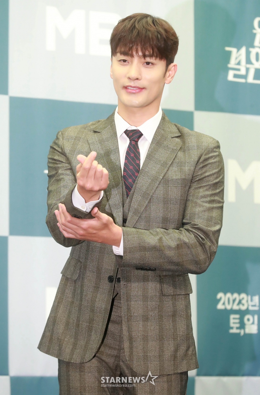 배우 성훈이 26일 오후 서울 마포구 상암동 스탠포드호텔에서 진행된 MBN 주말극 '완벽한 결혼의 정석' 제잘발표회에 참석해 포즈를 취하고 있다. 남편과 가족에게 복수하기 위해 계약 결혼을 선택한 여자 한이주와 그녀를 아내로 맞이하기 위해 계약 결혼을 연기하는 남자 서도국의 아찔하고 은밀한 로맨스 복수극 '완벽한 결혼의 정석'은 오는 28일 첫 방송된다. /2023.10.26 /사진=이동훈