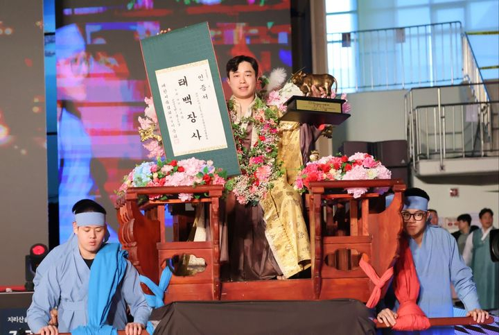 이광석(가운데)은 지난 26일 충청남도 태안군 태안종합실내체육관에서 열린 '위더스제약 2025 태안설날장사씨름대회' 태백장사 결정전에서 우승했다. /사진=울산 울주군 제공