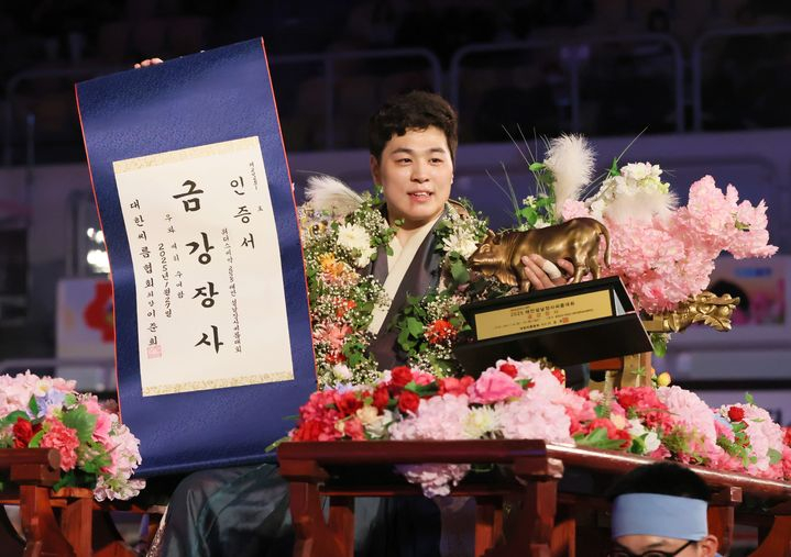 최정만은 지난 27일 충청남도 태안군 태안종합실내체육관에서 열린 '위더스제약 2025 태안설날장사씨름대회'에서 금강장사(90㎏ 이하)에 올랐다. /사진=대한씨름협회 제공
