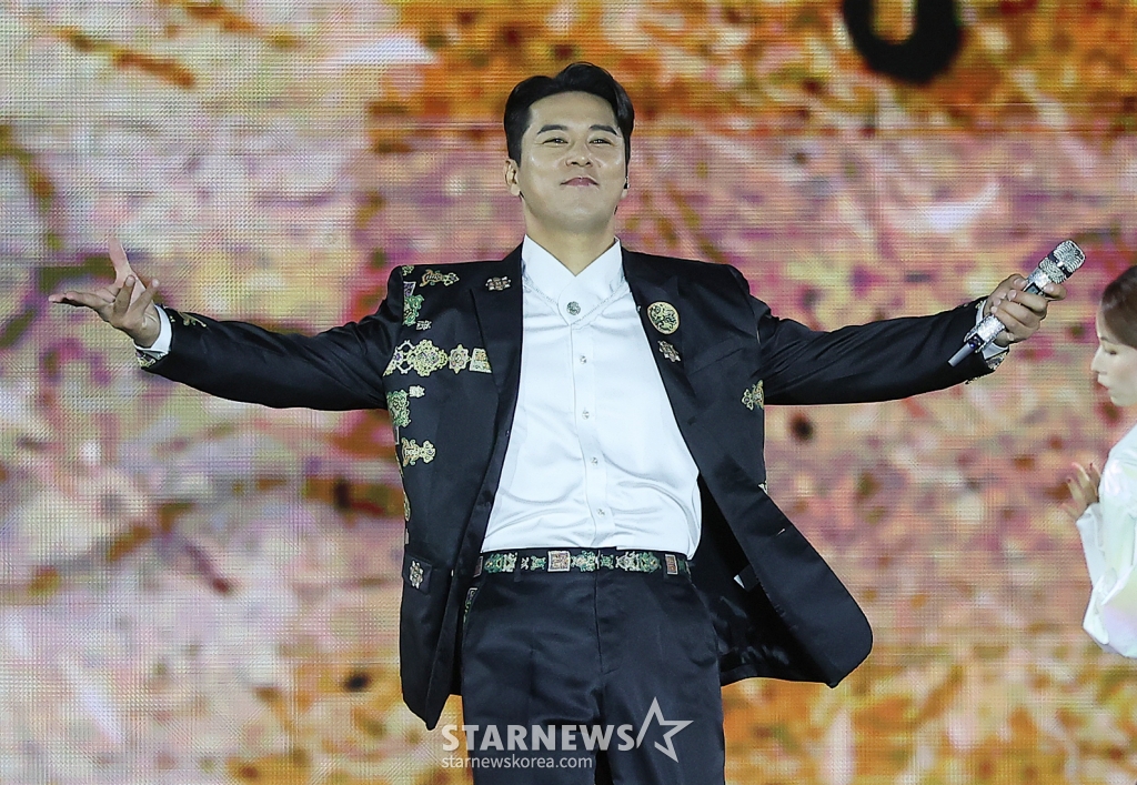 (서울=뉴스1) 김진환 기자 = 가수 장민호가 21일 오후 서울 종로구 경복궁 흥례문 광장에서 열린 ‘2024 국가유산 방문 캠페인 : ‘코리아 온 스테이지’ 무대에서 열정적인 공연을 펼치고 있다. 2020년 처음 선보인 방문 캠페인은 국가유산의 가치를 재발견하고, 아름다움을 널리 알리기 위한 행사다. 올해는 전국 총 76곳의 국가유산을 10개 코스로 구성해 소개한다. 2024.5.21/뉴스1 Copyright (C) 뉴스1. All rights reserved. 무단 전재 및 재배포, AI학습 이용 금지. /사진=(서울=뉴스1) 김진환 기자