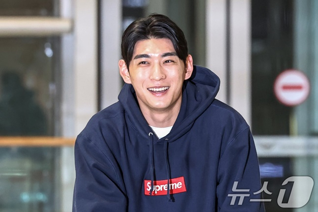 이정후가 지난달 13일 인천국제공항에서 미국 출국을 앞두고 취재진과 만나 환하게 웃고 있다. /사진=뉴스1
