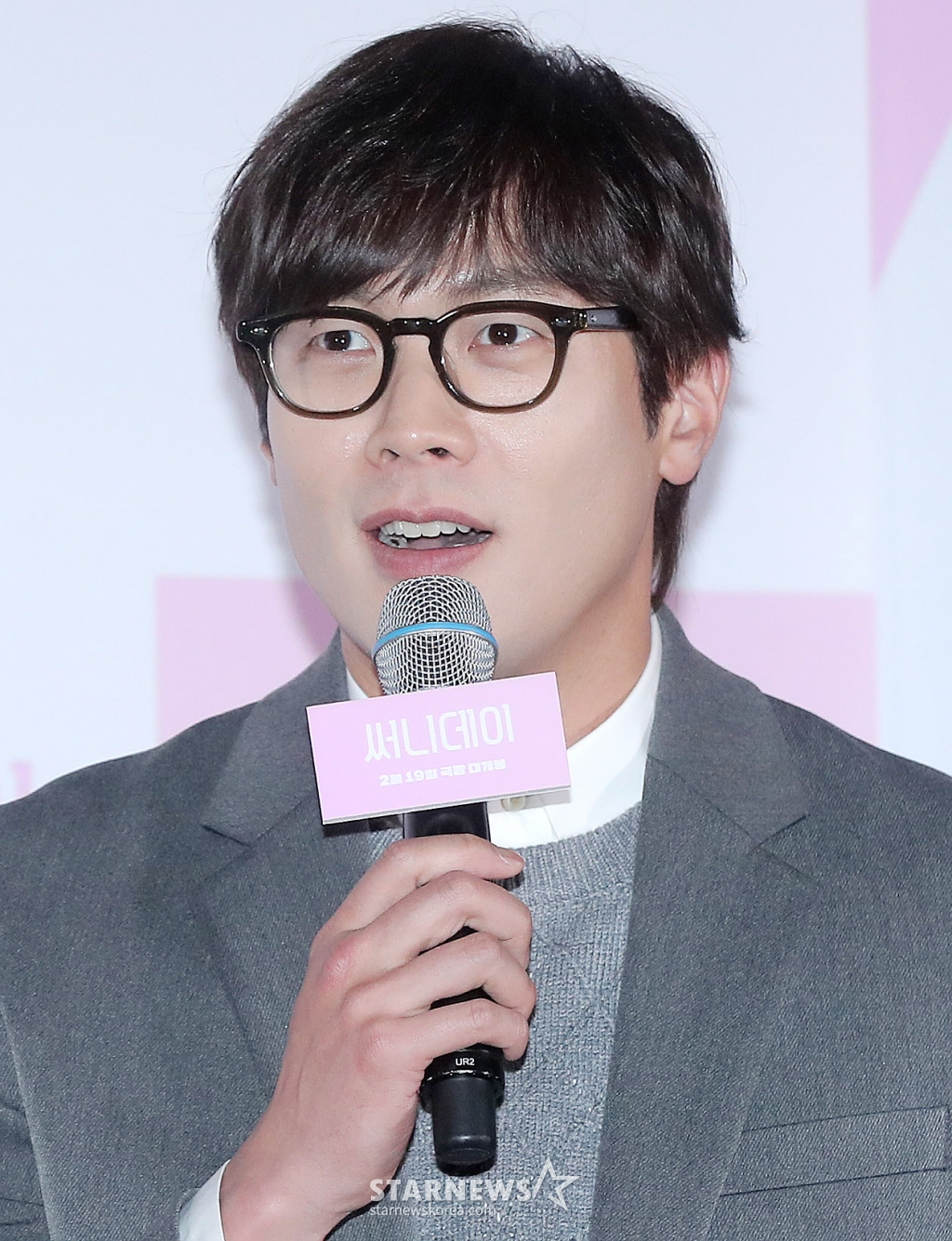 배우 최다니엘이 7일 오후 서울 용산구 아이파크몰 CGV에서 진행된 영화 '써니데이' 언론시사회 및 기자간담회에 참석해 인사말을 하고 있다. '써니데이'는 이혼 소송 후 고향 완도로 돌아온 슈퍼스타 오선희(정혜인)가 첫사랑 조동필(최다니엘)과 고향 친구들을 만나 서로에게 새 출발의 용기를 주는 리스타트 해피 무비다. 오는 19일 개봉. 2025.02.07 /사진=김창현 chmt@