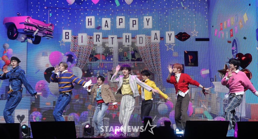 그룹 이븐(EVNNE)이 10일 오후 서울 광진구 예스24 라이브홀에서 진행된 네 번째 미니 앨범 'HOT MESS' 발매 기념 쇼케이스에 참석해 멋진 무대를 선보이고 있다. 이븐의 이번 앨범 타이틀곡 'HOT MESS'는 혼란스러운 감정을 느낄 때 당장 해답을 찾기보다는 순간에 빠져들겠다는 각오를 담은 곡이다. 2025.02.10 /사진=김창현 chmt@