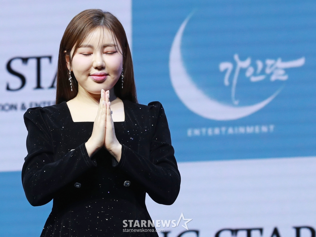가수 송가인이 11일 오후 서울 강서구 스카이아트홀에서 진행된 정규 4집 ‘가인;달’ 발매기념 쇼케이스에서 포즈를 취하고 있다. /2025.02.11 /사진=이동훈 photoguy@