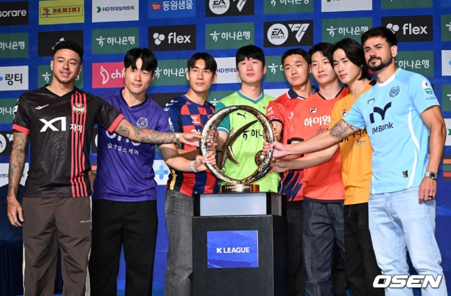 지난 13일 열린 2025시즌 K리그1 개막 미디어데이에서 각 팀 대표 선수들이 우승 트로피를 두고 기념촬영을 하고 있다. /사진=OSEN