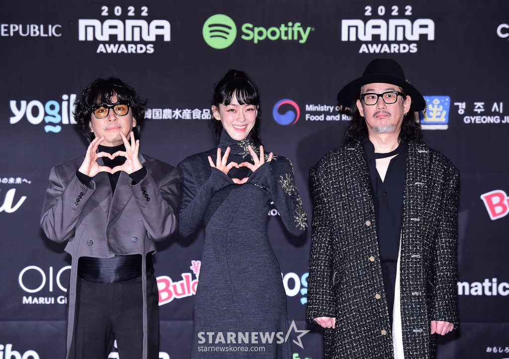 그룹 자우림이 30일 일본 교세라 돔 오사카에서 열린 '2022 MAMA AWARDS' 레드카펫행사에 참석해 포즈를 취하고 있다. /사진제공=CJENM 2022.11.30