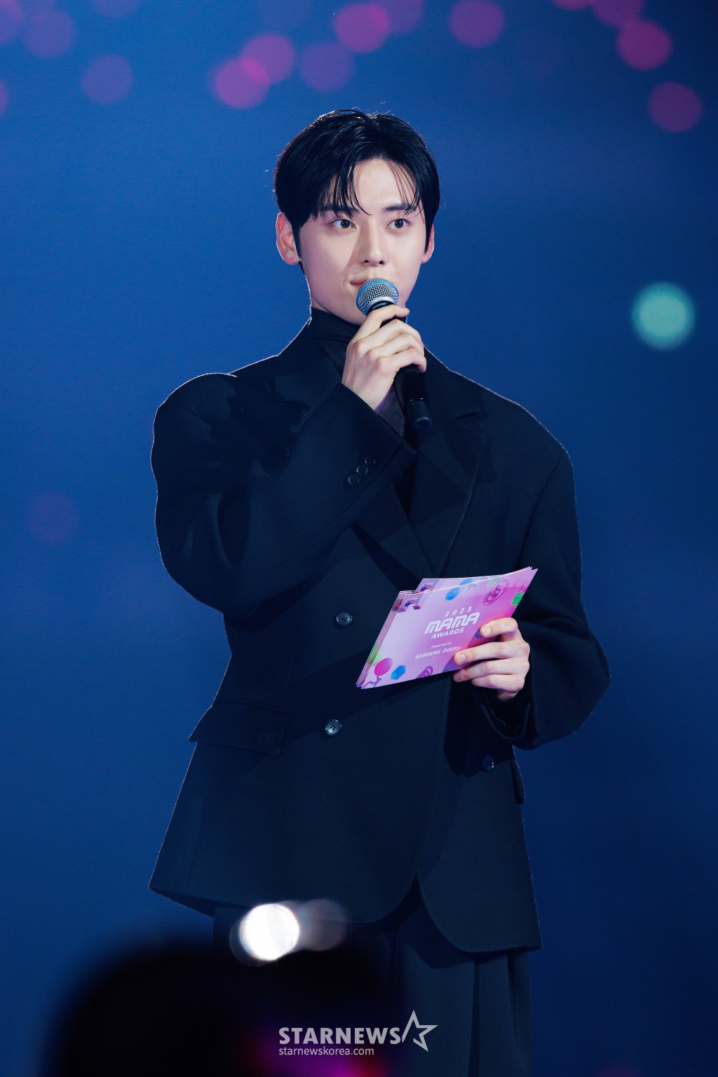 가수 겸 배우 황민현이 28일 오후 일본 도쿄돔에서 열린 '2023 MAMA AWARDS'(마마 어워즈)에서 시상하고 있다. / 사진제공 = 엠넷 /사진=김창현
