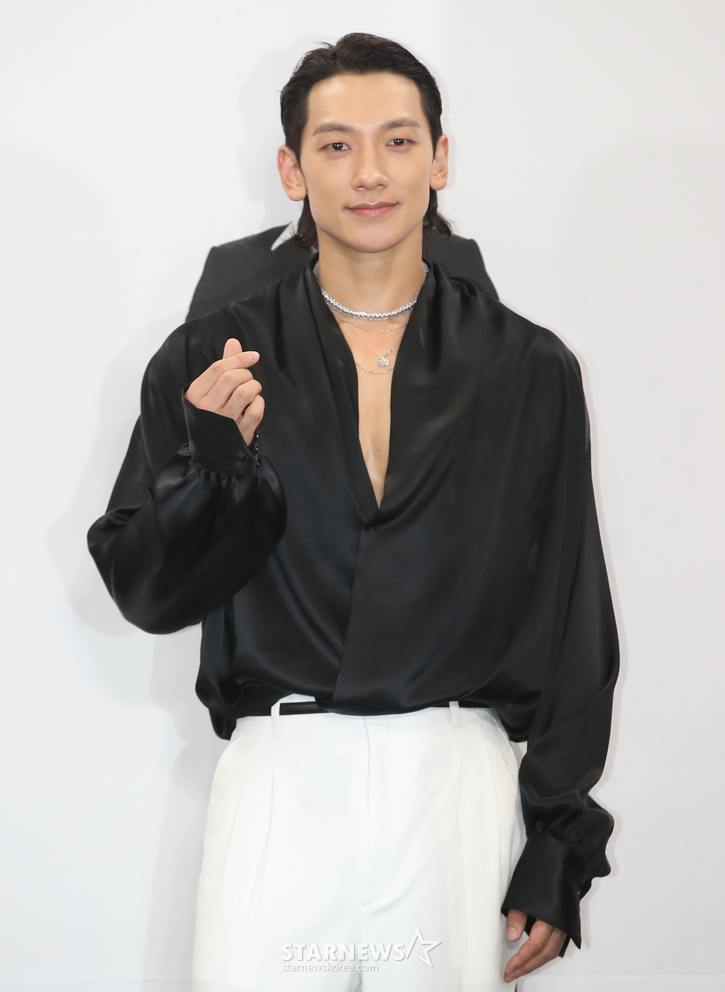 (서울=뉴스1) 권현진 기자 = 가수 비(본명 정지훈)이 30일 오후 서울 영등포구 여의도 KBS홀에서 진행된 '딴따라 JYP' 포토월 행사에서 포즈를 취하고 있다. 2024.8.30/뉴스1 Copyright (C) 뉴스1. All rights reserved. 무단 전재 및 재배포, AI학습 이용 금지. /사진=(서울=뉴스1) 권현진 기자