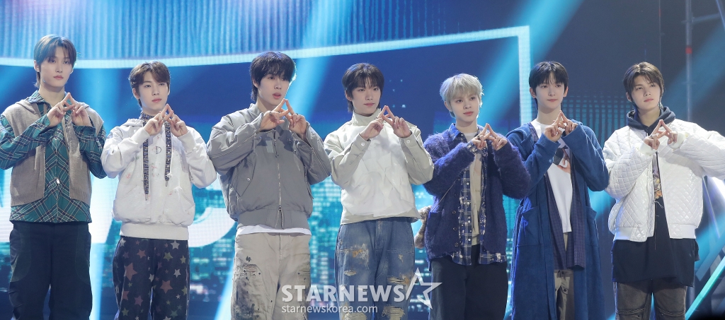 그룹 아크(ARrC)가 18일 오후 서울 마포구 상암동 SBS프리즘타워에서 진행된 미니 2집 'nu kidz: out the box(뉴 키즈: 아웃 더 박스)' 발매 기념 쇼케이스에 참석해 포즈를 취하고 있다. 타이틀곡 'nu kidz(뉴 키즈)'는 2000년대 초반 힙합 신에서 영감을 받은 사운드를 재해석한 triton pop 장르다. 2025.02.18 /사진=김창현 chmt@
