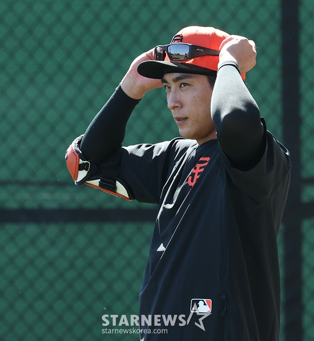 샌프란시스코 이정후가 19일 미국 애리조나주 스코츠데일에 위치한 스코츠데일 스타디움에서 훈련을 준비하고 있다. /사진=김진경 대기자