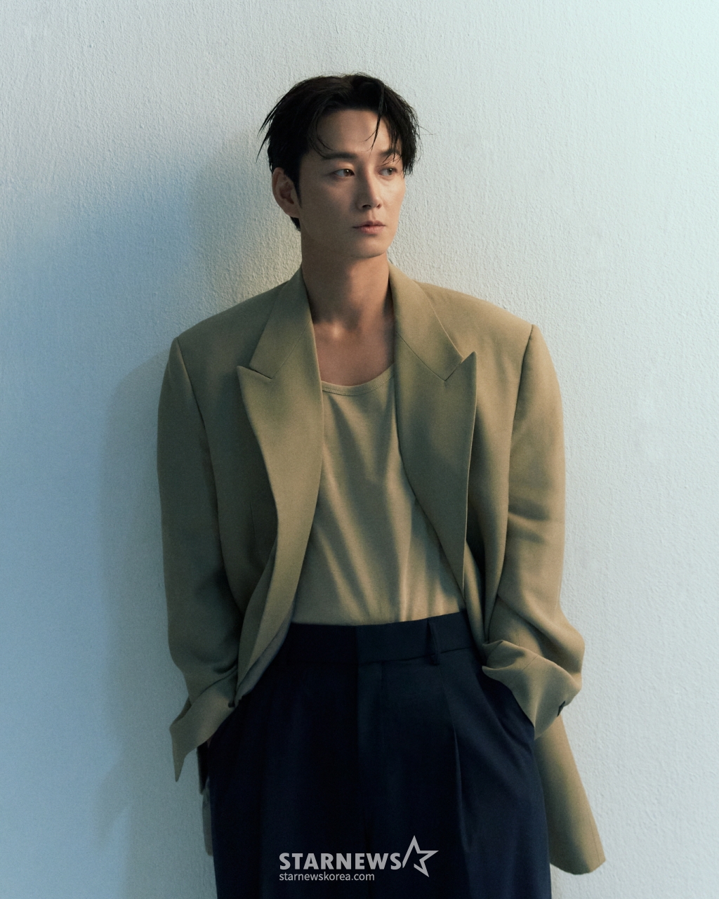 배우 이현욱이 19일 오전 서울 강남구의 한 카페에서 진행된 tvN X 티빙 드라마 '원경' 종영 인터뷰를 위해 포즈를 취하고 있다. 이현욱은 극 중 태종 이방원 역을 맡았다. '원경'은 남편 태종 이방원과 함께 권력을 쟁취한 원경왕후. 왕과 왕비, 남편과 아내, 그 사이 감춰진 뜨거운 이야기를 담은 작품. / 사진제공=길스토리이엔티 /사진=김창현 chmt@