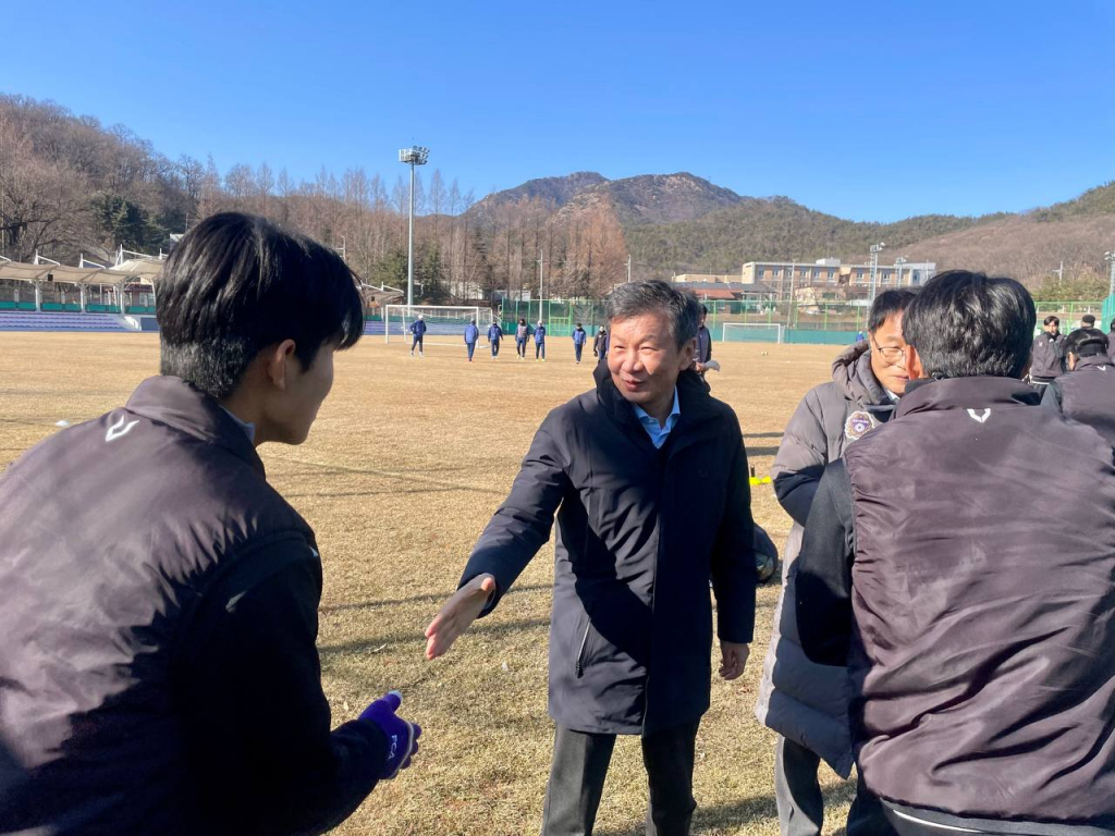 선거운동 중인 정몽규(가운데) 후보. /사진=정몽규 후보 측 제공