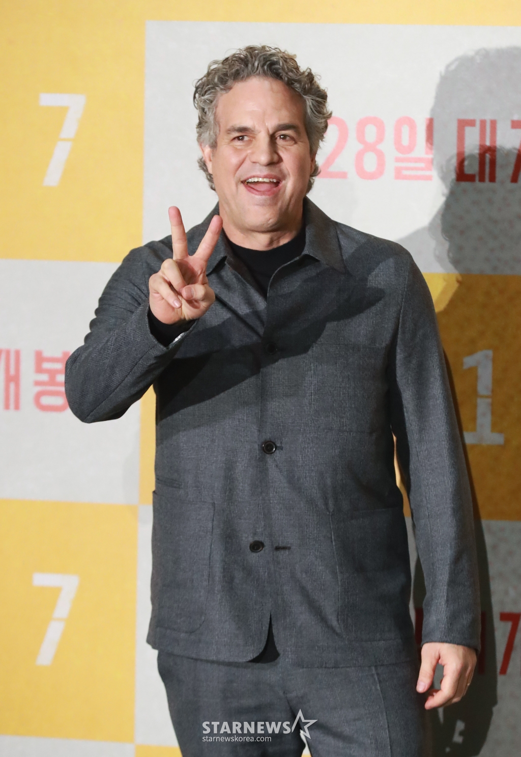 배우 마크 러팔로가 20일 오전 서울 강남구 메가박스 코엑스에서 진행된 영화 '미키17'(감독 봉준호) 기자간담회에 참석해 포즈를 취하고 있다. 위험한 일에 투입되는 소모품(익스펜더블)으로, 죽으면 다시 프린트되는 ‘미키’가 17번째 죽음의 위기를 겪던 중, 그가 죽은 줄 알고 ‘미키18’이 프린트되면서 벌어지는 예측불허의 이야기를 그린 봉준호 감독의 작품 '미키17'은 오는 28일 개봉한다. /2025.02.20 /사진=이동훈 photoguy@