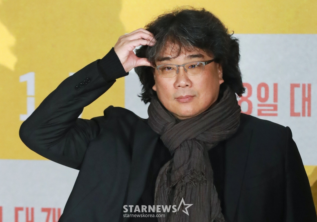 봉준호 감독이 20일 오전 서울 강남구 메가박스 코엑스에서 진행된 영화 '미키17'(감독 봉준호) 기자간담회에 참석해 포즈를 취하고 있다. 위험한 일에 투입되는 소모품(익스펜더블)으로, 죽으면 다시 프린트되는 ‘미키’가 17번째 죽음의 위기를 겪던 중, 그가 죽은 줄 알고 ‘미키18’이 프린트되면서 벌어지는 예측불허의 이야기를 그린 봉준호 감독의 작품 '미키17'은 오는 28일 개봉한다. /2025.02.20 /사진=이동훈 photoguy@