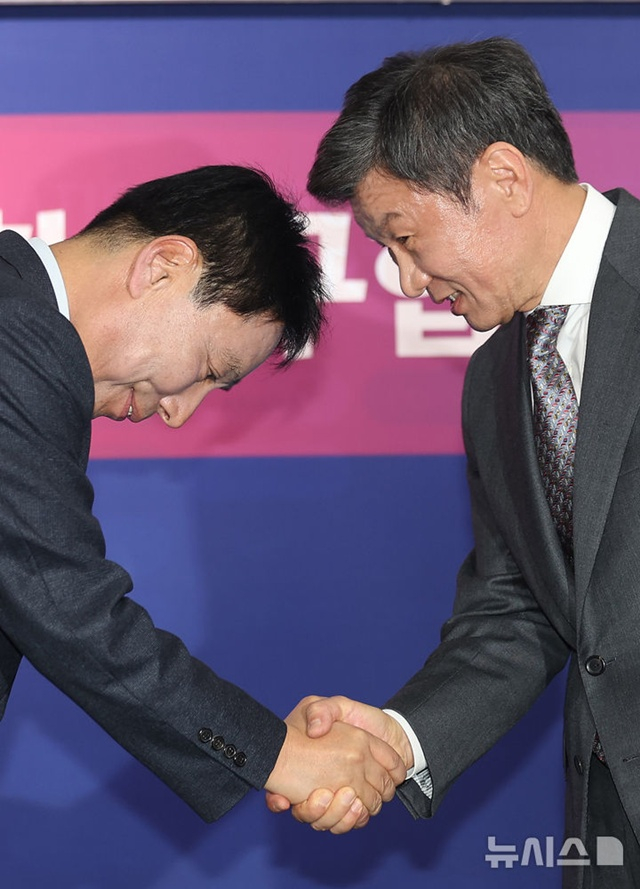 제55대 대한축구협회장에 당선된 정몽규(오른쪽) 신임 회장이 선거가 종료되자 웃으며 신문선 후보와 인사를 나누고 있다. /사진=뉴시스 제공