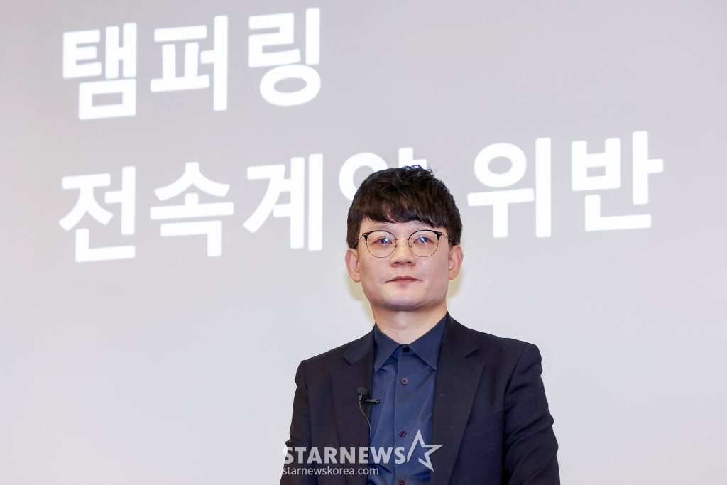 (서울=뉴스1) 민경석 기자 = 최광호 한국음악콘테츠협회 사무총장이 27일 오전 서울 서초구 JW메리어트호텔에서 열린 '음악산업의 공정한 권리 보호를 위한 음반제작사 기자회견'에서 주제 발표를 하고 있다. 대중음악 5개 단체는 이날 뉴진스의 사례를 들어 전속계약이 유지된 상태에서 벌어지는 분쟁이 K-팝 산업의 안정성을 흔드는 요소로 작용하고 있다며 무분별한 여론전 중단 및 국회와 정부에 정책 지원을 촉구했다. 2025.2.27/뉴스1 Copyright (C) 뉴스1. All rights reserved. 무단 전재 및 재배포, AI학습 이용 금지. /사진=(서울=뉴스1) 민경석 기자