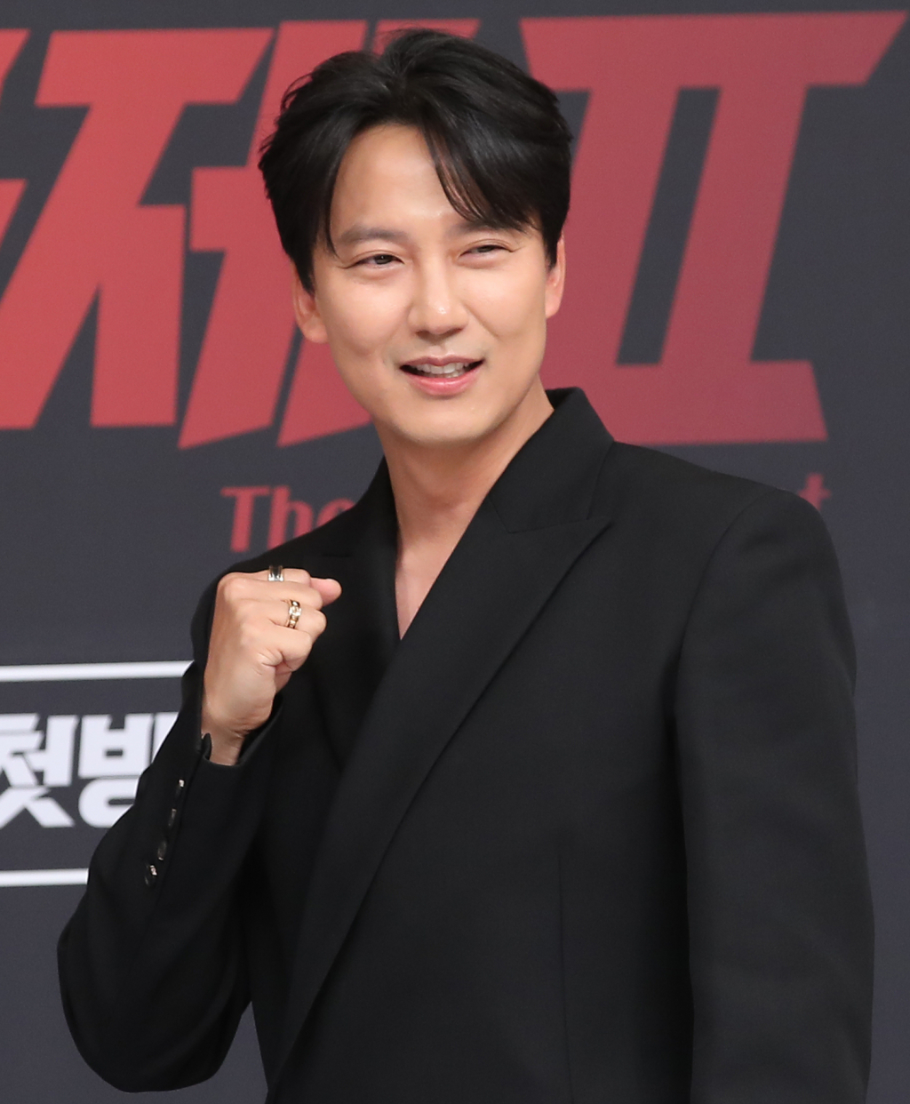(서울=뉴스1) 권현진 기자 = 배우 김남길이 8일 서울 양천구 SBS에서 진행된 SBS 새 금토드라마 '열혈사제2' 제작발표회에서 포즈를 취하고 있다. '열혈사제2'는 낮에는 사제, 밤에는 벨라또의 역할을 위해 천사파 보스로 활약하는 분노 조절 장애 열혈 신부 김해일(김남길 분)이 부산으로 떠 국내 최고 마약 카르텔과 한판 뜨는 노빠꾸 공조 수사극이다. 2024.11.8/뉴스1 Copyright (C) 뉴스1. All rights reserved. 무단 전재 및 재배포, AI학습 이용 금지. /사진=(서울=뉴스1) 권현진 기자
