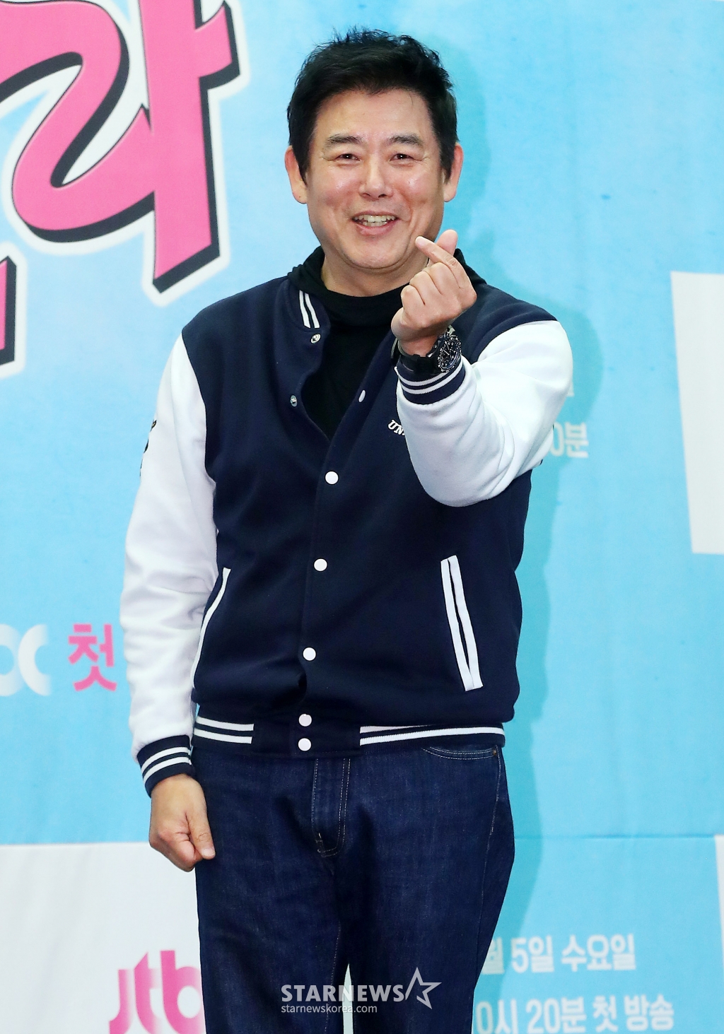 배우 성동일이 3일 오후 서울 마포구 상암동 스탠포드서울에서 진행된 JTBC 예능 '늦기 전에 어학연수-샬라샬라' 제작발표회에 참석해 포즈를 취하고 있다. '늦기 전에 어학연수-샬라샬라'는 영국으로 어학연수를 떠난 배우 5인방 성동일, 김광규, 엄기준, 장혁, 신승환의 좌충우돌 '프리토킹' 도전기를 담은 예능. 오는 5일 첫 방송. 2025.02.03 /사진=김창현 chmt@