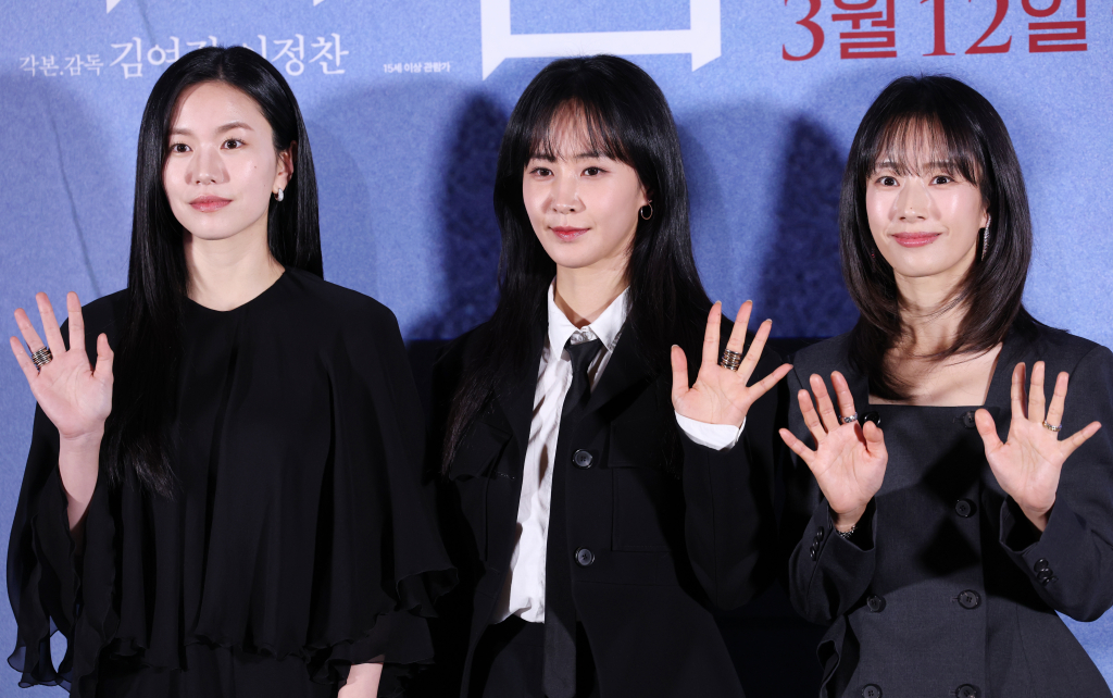 (서울=뉴스1) 권현진 기자 = 배우 이설(왼쪽부터)과 권유리, 곽선영이 5일 서울 용산구 CGV용산아이파크몰에서 열린 영화 '침범 (감독 김여정, 이정찬)' 언론시사회에 참석해 포즈를 취하고 있다. '침범'은 기이한 행동을 하는 딸 소현(기소유 분)으로 인해 일상이 붕괴되고 있는 영은(곽선영 분)과 그로부터 20년 뒤 과거의 기억을 잃은 민(권유리 분)이 해영(이설 분)과 마주하며 벌어지는 균열을 그린 심리 파괴 스릴러다. Copyright © 뉴스1. All rights reserved. 무단 전재 및 재배포, AI학습 이용 금지. /사진=(서울=뉴스1) 권현진 기자
