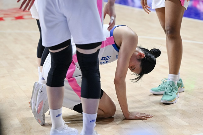 삼성생명 이해란이 11일 열린 BNK와 플레이오프 5차전에서 코트에 주저앉아 고통을 호소하고 있다. /사진=WKBL 제공