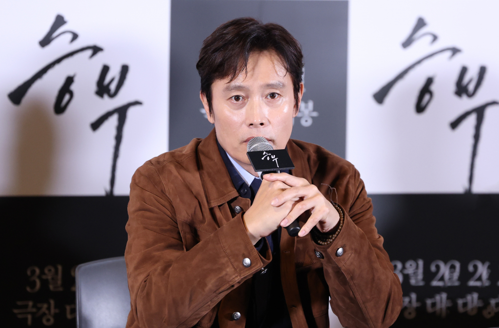 (서울=뉴스1) 권현진 기자 = 배우 이병헌이 19일 서울 용산구 CGV용산아이파크몰에서 열린 영화 '승부‘ 언론시사회에 참석해 유아인과의 호흡에 대한 취재진의 질문에 답하고 있다. '승부'는 대한민국 최고의 바둑 레전드 조훈현(이병헌 분)이 제자와의 대결에서 패한 후 타고난 승부사 기질로 다시 한번 정상에 도전하는 이야기를 그렸다. 2025.3.19/뉴스1 Copyright © 뉴스1. All rights reserved. 무단 전재 및 재배포, AI학습 이용 금지. /사진=(서울=뉴스1) 권현진 기자