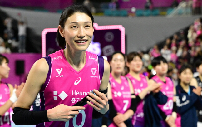 김연경이 팬들에게 인사를 하고 있다. /사진=KOVO 제공