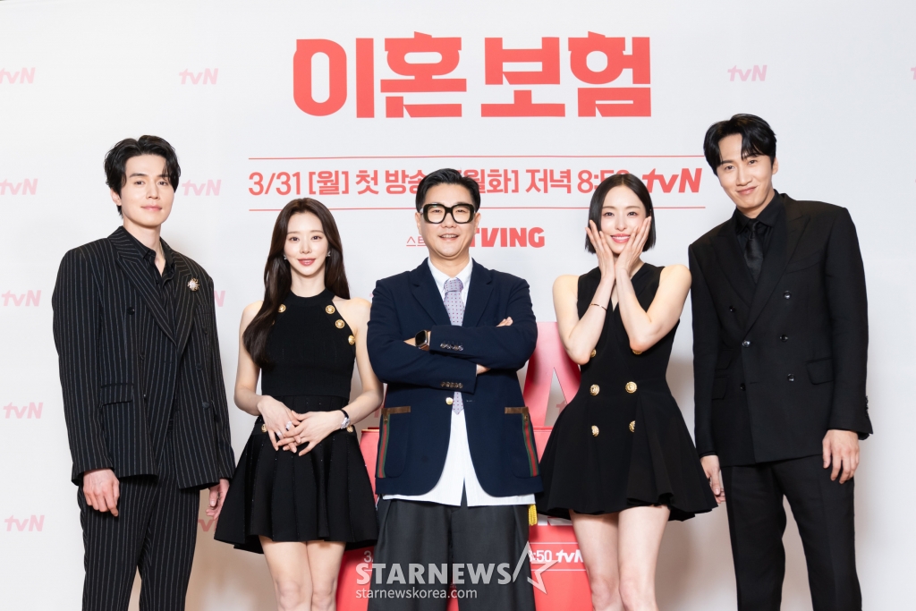 배우 이동욱, 이주빈, 이원석 감독, 배우 이다희, 이광수가 24일 온라인으로 진행된 tvN 월화드라마 '이혼보험' 제작발표회에서 포즈를 취하고 있다. '이혼보험'은 최고의 브레인만 모여 있다는 보험회사 혁신상품개발팀에서 이 시대 가장 핫한 재난인 이혼에 대처하기 위한 이혼보험 상품을 선보이며 벌어지는 순수 보장형 오피스 로맨틱 코미디로 31일 첫방송 된다. / 사진제공=tvN /사진=김휘선 hwijpg@