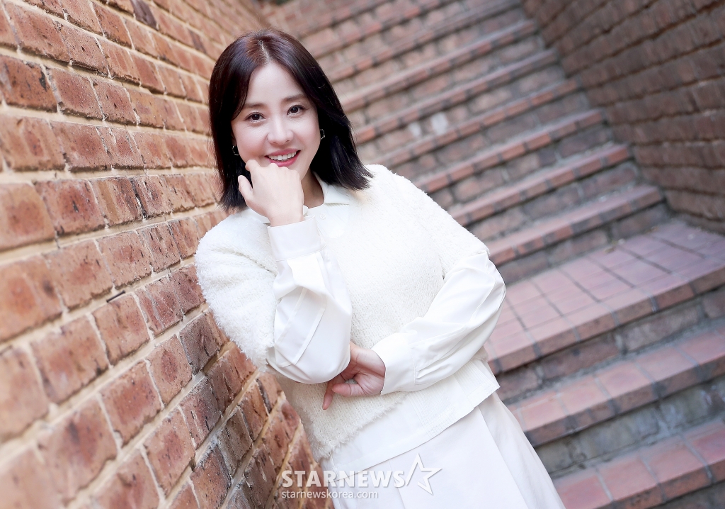 배우 박은혜가 1일 오후 서울 강남구 논현동 한 카페에서 진행된 tvN 드라마 '환혼' 시리즈 종영 인터뷰에 앞서 포즈를 취하고 있다. 박은혜는 극 중 진초연(아린 분)의 엄마인 진호경 역을 맡았다. 진호경은 진요원을 지키기 위해 사력을 다하는 인물로 미워할 수 없는 악역을 연기해 시청자들의 눈길을 사로잡았다.