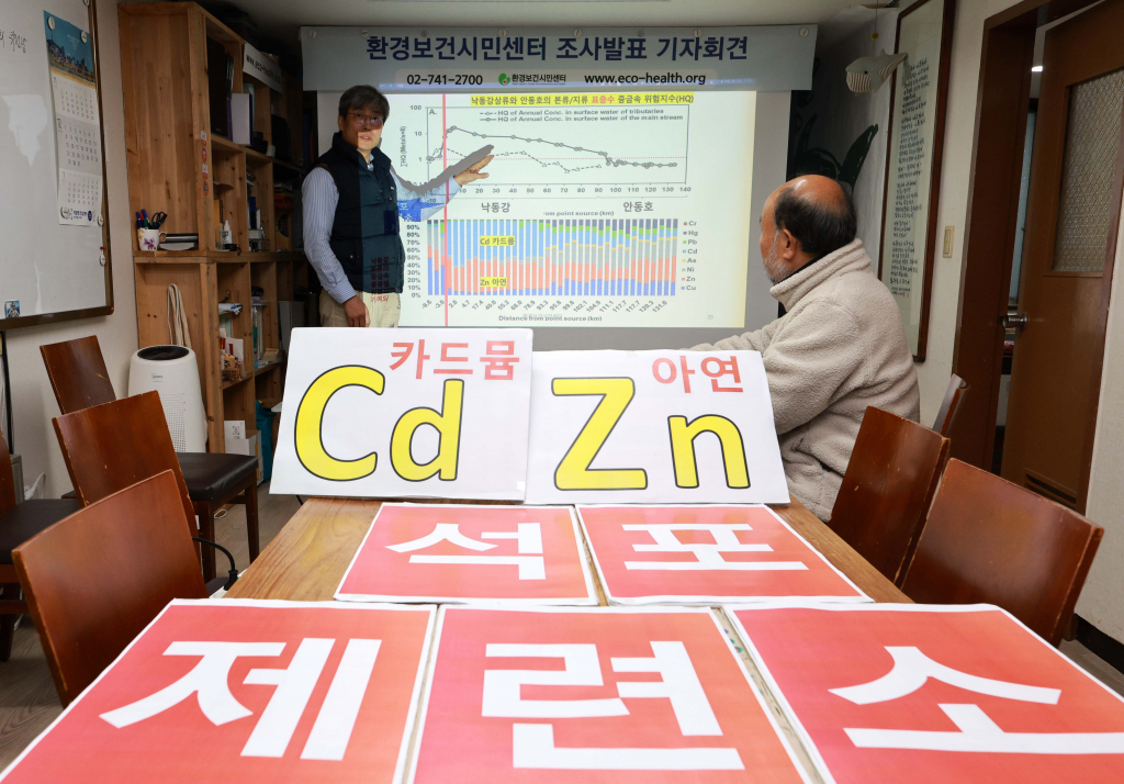최예용(왼쪽) 환경보건시민센터 소장이 지난해 11월 서울 종로구 환경보건시민센터에서 석포제련소의 카드뮴 폐수 불법방류로 인한 낙동강상류 생태계와 안동호 오염 확인하는 국제학술지 주요 결과 소개 기자회견을 하고 있다./사진=뉴시스