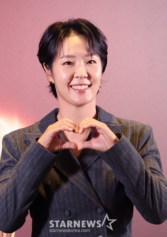 박지영이 지난 해 11월 열린 2024 KLPGA 대상 시상식에서 포즈를 취하고 있다. /사진=김진경 대기자