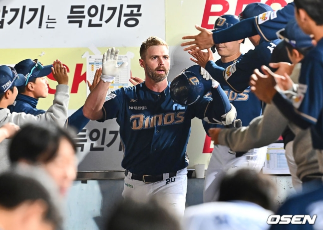 NC 데이비슨이 26일 대구 삼성전에서 6회초 투런포를 터트리고 동료들의 축하를 받고 있다.