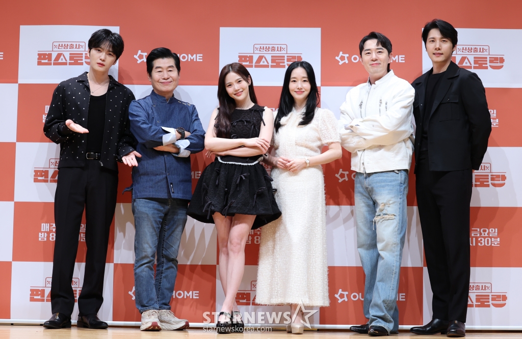 (서울=뉴스1) 권현진 기자 = 배우 김재중(왼쪽부터)과 이연복 셰프, 오마이걸 효정, 배우 이정현, 방송인 붐, 배우 이상우가 27일 서울 영등포구 KBS에서 열린 KBS 2TV ‘신상출시 편스토랑’ 기자간담회에서 포즈를 취하고 있다. ‘신상출시 편스토랑’은 미식가 스타들의 ‘먹고 사는 일상’을 관찰하고 그들의 레시피를 함께 공유하는 프로그램이다. 2025.3.27/뉴스1 Copyright © 뉴스1. All rights reserved. 무단 전재 및 재배포, AI학습 이용 금지. /사진=(서울=뉴스1) 권현진 기자